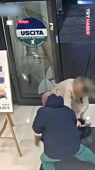 İtalya'da annesinin yanındaki bir çocuğu kaçırmaya çalışan kişi, baba ve çevredekiler tarafından engellendi.