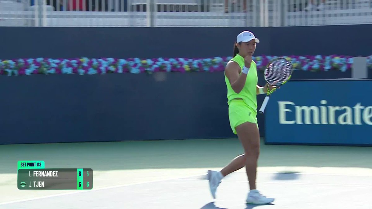 Sealed with an ace 👌 Janice Tjen takes a tight first set against Fernandez, 7-5 in the tiebreak. #DDFTennis
