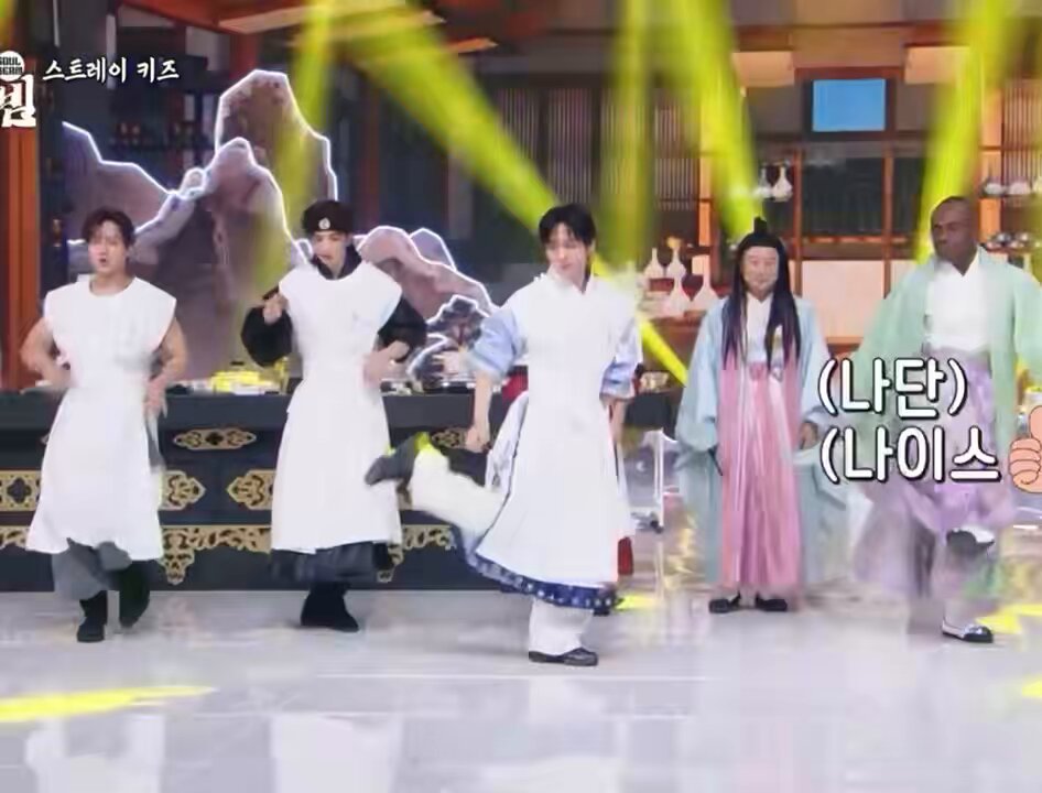 LEEKNOW DANCING TO GIRLS’ GENERATION GENIE !!! HES SO CUTEUUEUE