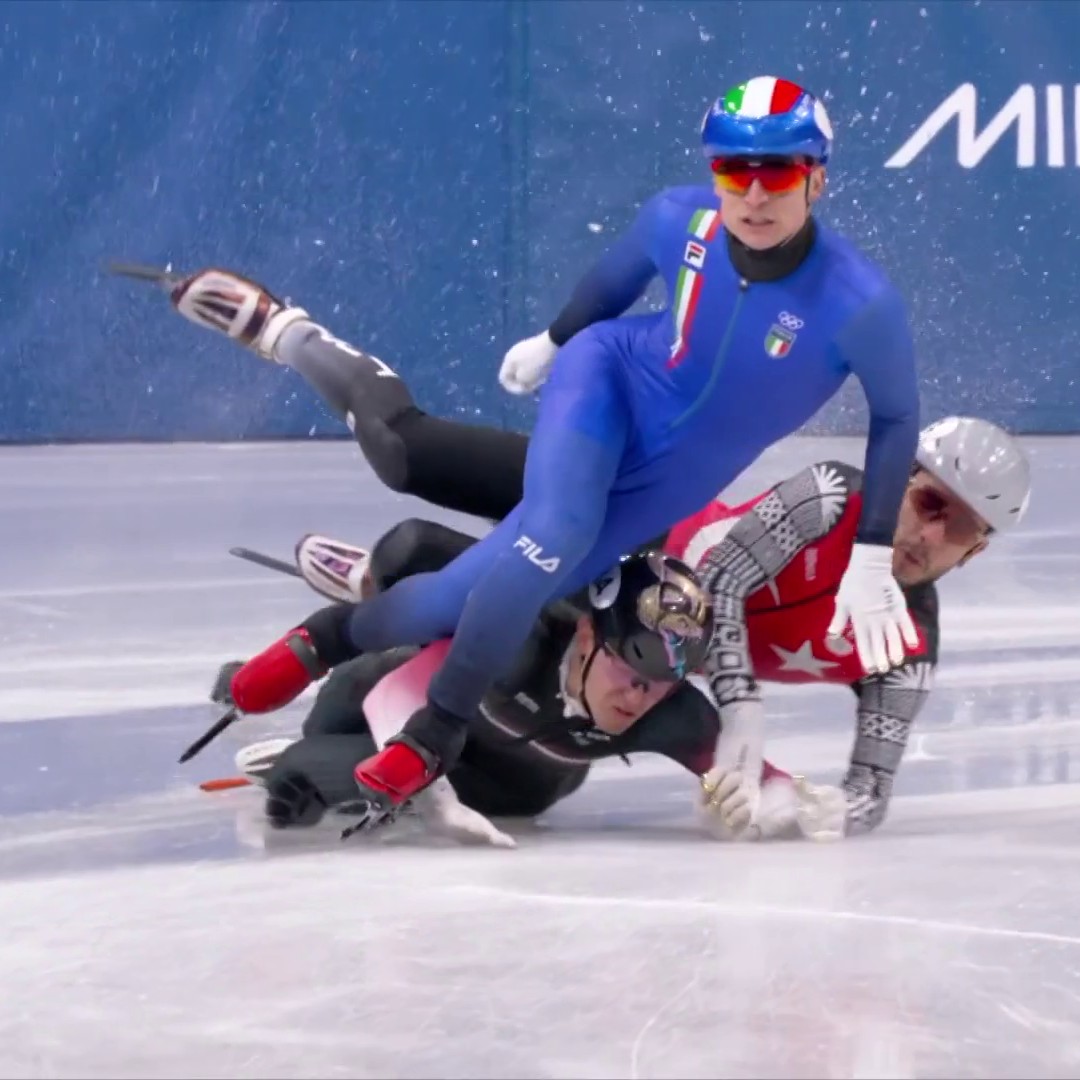 Imagine ending the race backwards 😅 What a chaotic photo finish in the short track! ⛸️🤏