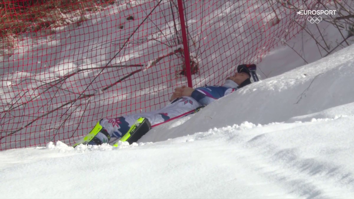 Scena incredibile nello slalom di Bormio Atle Lie McGrath era in testa, ma inforca nella seconda manche e deve così rinunciare all’oro. La rabbia è tanta: butta un bastoncino, poi si sgancia gli sci, esce dalle reti, si incammina nella neve fresca e va a piangere ai margini del bosco
