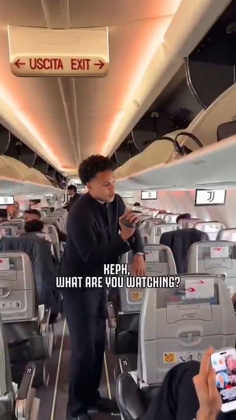 🎥 Galatasaray maçı için yola çıkan Juventus'ta Weston McKennie uçakta kameraman oldu.