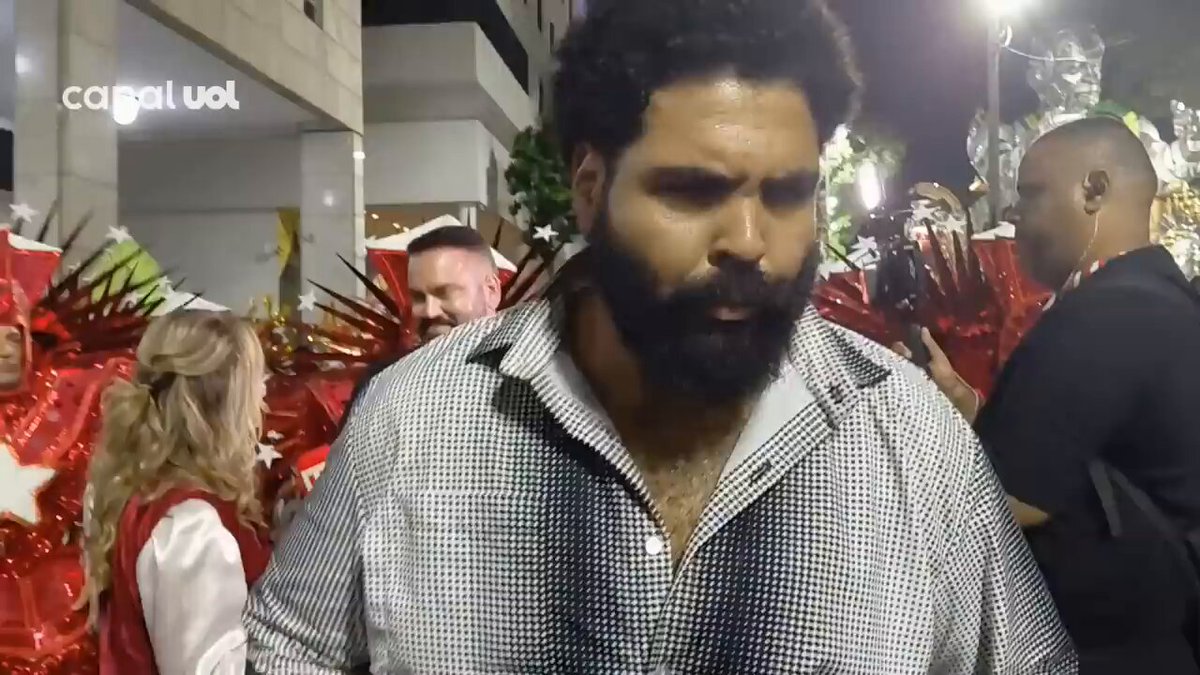 Revelação bombástica: Paulo Vieira admite convite direto de Janja e Lula pra fazer o papel do presidente no desfile. 'Não tinha como não aceitar'. Ano eleitoral e o casal do Planalto usa a máquina pra campanha disfarçada. Isso não é folia, é crime! Quem tá revoltado? Deixa um 👊!
