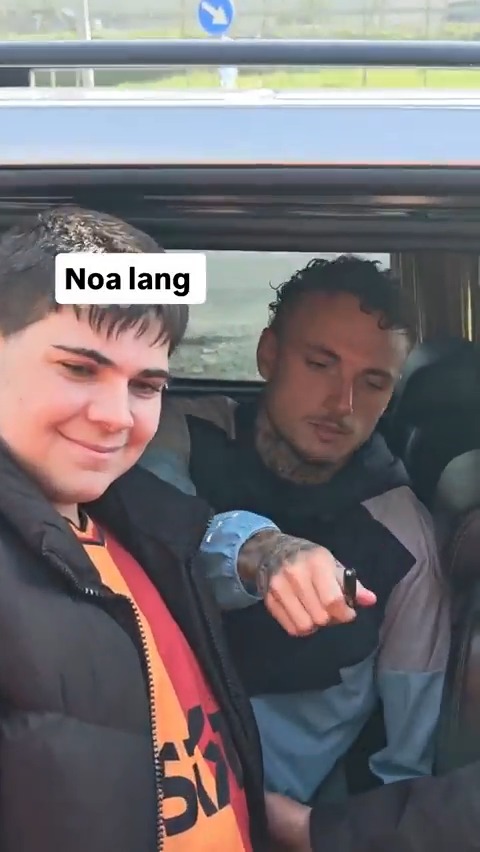 🙂 Noa Lang bugünkü idman sonrası taraftarlarla fotoğraf çekilirken Tete'yi anımsattı.