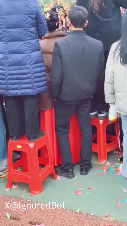 大过年的,胆子真大，新媳妇你也顶。在家门口，也敢这样，有没有亲戚关系…