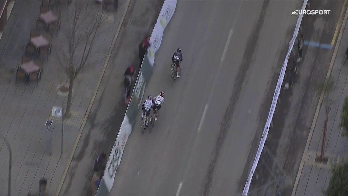 Le sprint pour la 2e place sur la #ClasicaJaen a été marqué par la chute de Maxim van Gils (RedBull-Bora). Jan Christen (UAE Emirates) a changé de trajectoire, pour prendre le sillage de Tom Pidcock, et le Belge est tombé après un contact avec le Suisse.