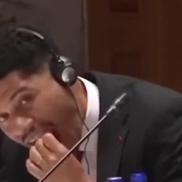 😅 Gabriel Sara: “Şampiyonluktan sonra Türkiye Cumhuriyeti Cumhurbaşkanı ile bir yemekte buluştuk. Protokol gereği önce onun başlaması gerekiyormuş ama ben çok açtım ve yemeğe hemen başladım. Bir takım arkadaşım bana ciddi ciddi baktı: ‘Ne yapıyorsun?’ der gibi… O an video oldu ve sonrasında herkes benimle dalga geçmeye başladı. Bana ‘karınca’ diyorlar, çok yediğimi söylüyorlar. Ama bunlar güzel anılar.” (Ge Globo)