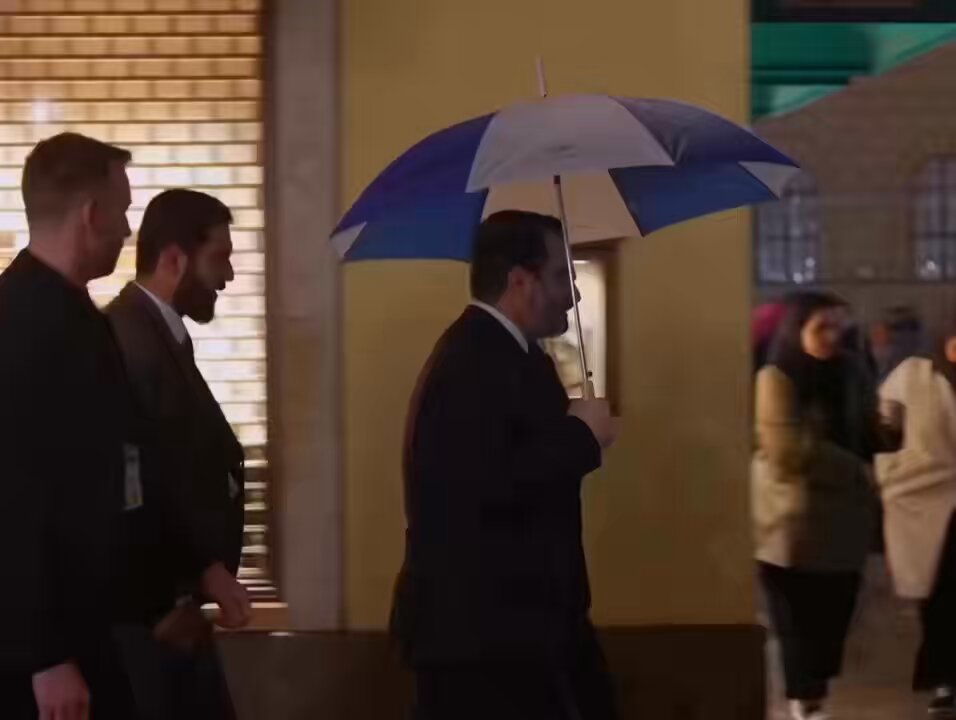 في لقطة جملية لوزير الخارجية السوري أسعد الشيباني في #المانيا تحت المطر