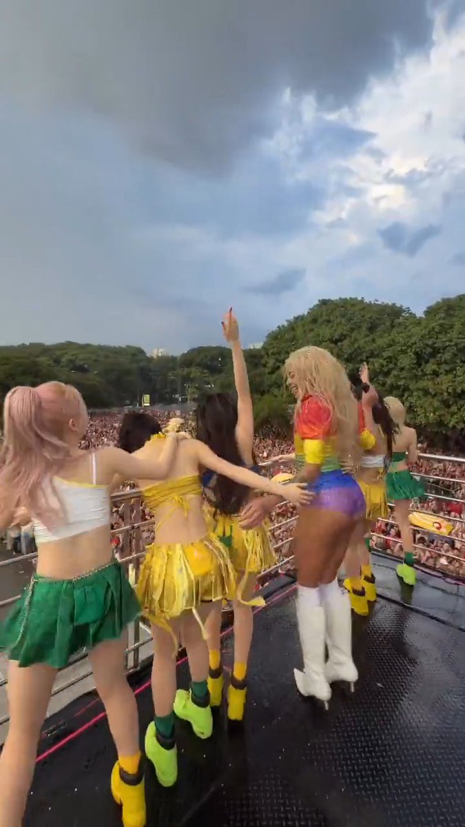The final stage of NMIXX with Pabllo Vittar at Bloco da Pabllo, saying goodbye before leaving the trio elétrico in front of the crowd 🥹🥹