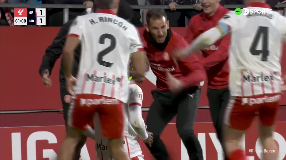 Ustedes miren esto. Dos defensores mirando la pelota y nunca la marca. Dejan libre al delantero. Y son jugadores de la primera división de Barcelona. Es inexplicable cómo un equipo ataca tan bien y defiende tan mal.