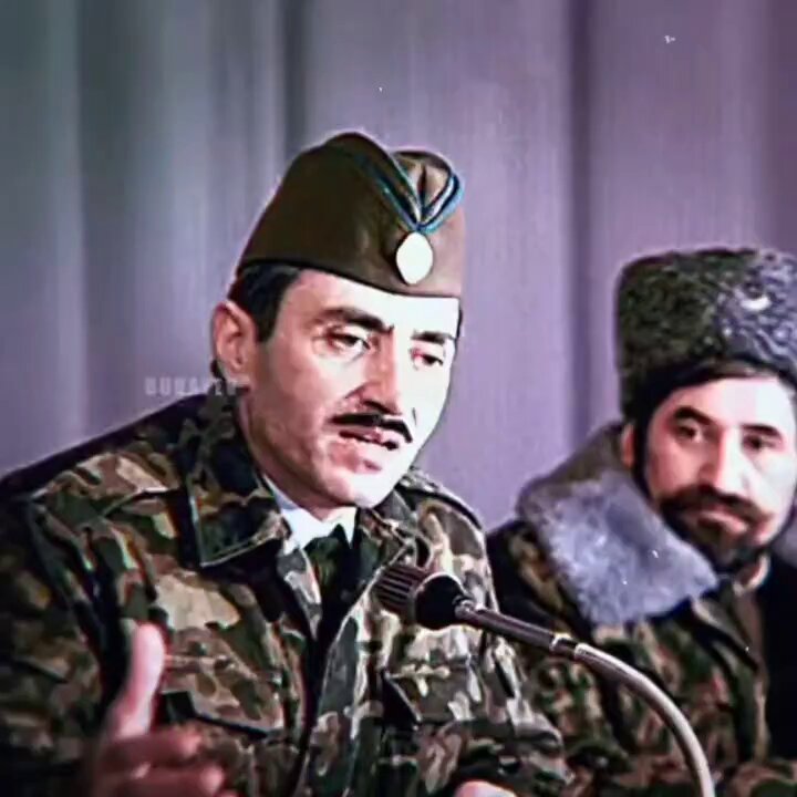 Süleyman Demirel, Çeçen lider rahmetli Dudayev'e randevu vermedi ama rahmetli Muhsin Yazıcıoğlu, parti binasının kaloriferleri yanmamasına rağmen Çeçen lidere 80bin dolar verdi... Allah, ikinizin (Dudayev-Yazıcıoğlu) de mekanını cennet eylesin 🤲🇹🇷 #dudayev #MuhsinYazıcıoglu