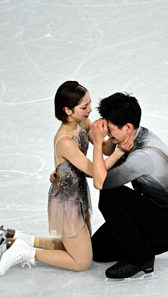 🥺⛸️ La emoción por el trabajo (y el patinaje artístico) bien hecho(s). 🇯🇵 Bruno Marcotte, entrenador de los campeones, vivió así el momento de la coronación de Riku Miura y Ryuichi Kihara. 📺 ‘Milano Cortina en Juegos’, en Teledeporte y RTVE Play