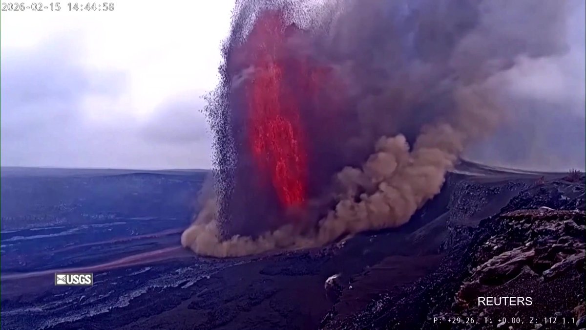 El cielo de #Hawái se pintó en tonos naranjas durante el domingo, con el registro de una impresionante #erupción del #volcán #Kilauea. La columna de lava alcanzó los 35 mil pies sobre el nivel del mar, de acuerdo con el Servicio Meteorológico Nacional. Así se vio: