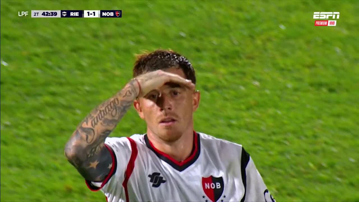 Banqué al Colorado pidiendo la pelota para reveindicarse con esta camiseta sabiendo el peso que tenía ese penal. No obstante se me llenó el culo de preguntas cuando estaba por patear. Pero bien por él que volvió al gol.