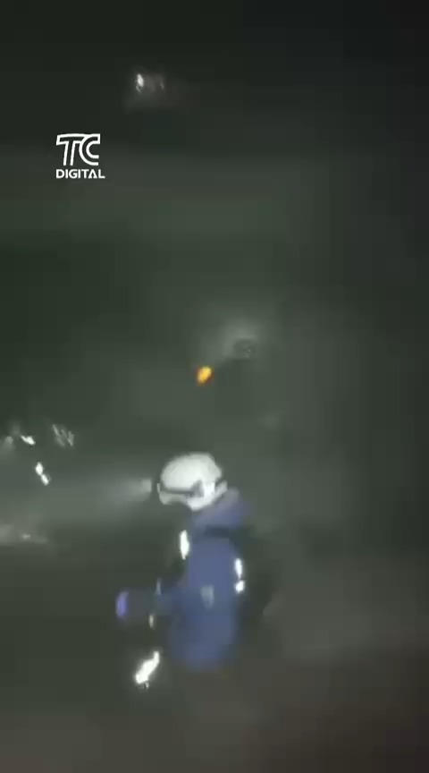 Así fue el impactante rescate en el volcán Corazón: seis montañistas sobrevivieron a la caída de un rayo en el temido Paso de la Muerte, a 4.790 metros de altura. @elainesanchezvalle #ElNoticiero #TrabajandoporEcuador