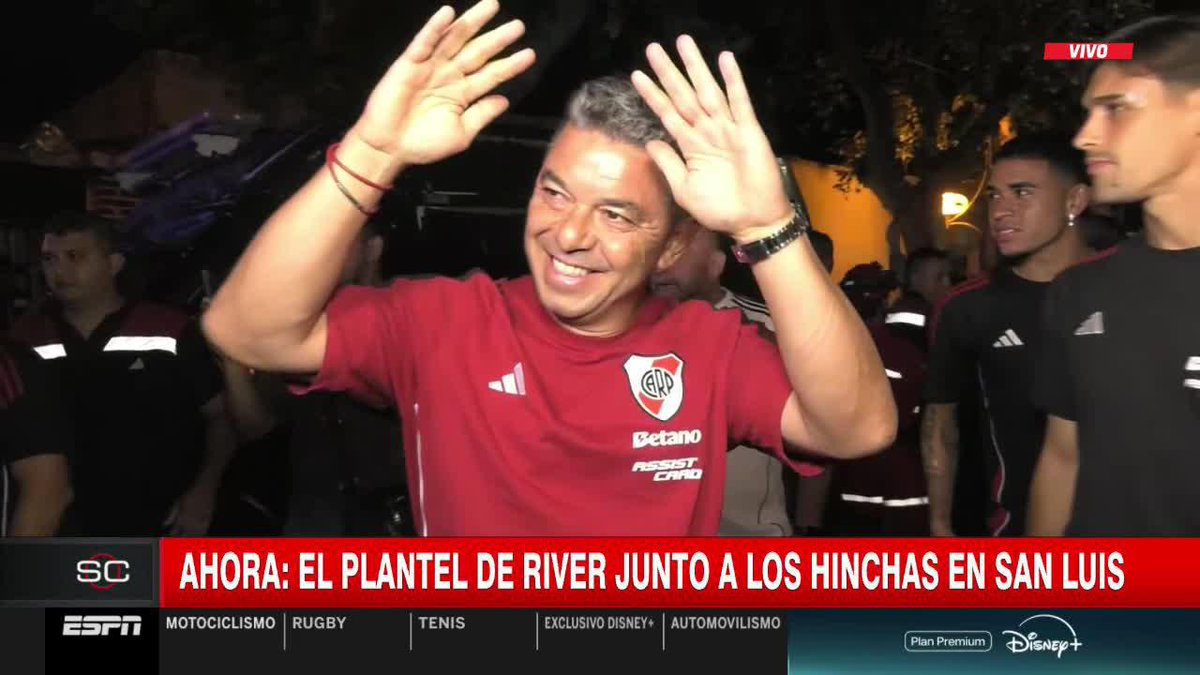 LA GENTE ENLOQUECIÓ: Gallardo y el plantel de River salieron a saludar a los hinchas presentes en la puerta del hotel en San Luis. 📺 #SportsCenter | #DisneyPlus Plan Premium