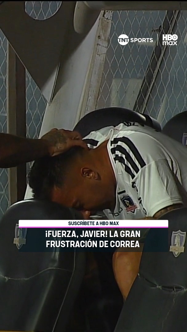 A Javier Correa, el ‘9’ de Colo Colo, lo reemplazaron a los 25 MINUTOS de partido por una dolencia muscular y así reaccionó en el banco de suplentes… 🤬🇦🇷🇨🇱