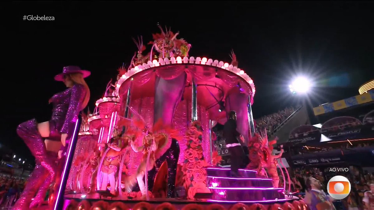 vocês viram o defante destacado nesse belíssimo carro da Mocidade? kkkkkkkk quebra tudooo, Defante #Globeleza