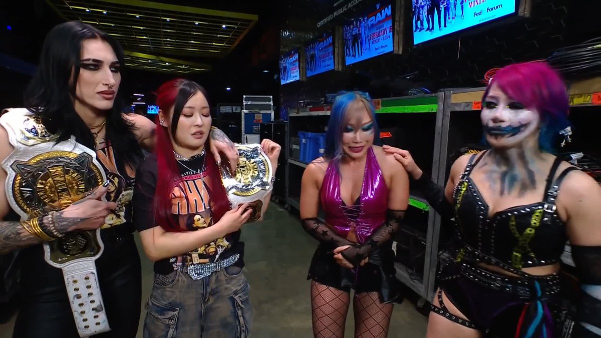 That wasn't very nice to do to your tag team partner, The legendary Empress ASUKA / 伝説のASUKA皇后 😒