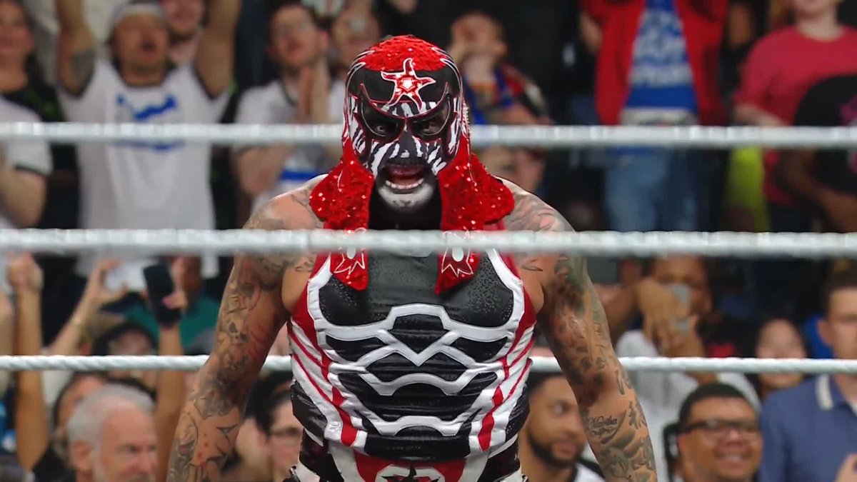The original El Grande Americano just cost El Grande Americano the match! 👀 PENTA EL ZERO M is #1 Contender for the Intercontinental Title!