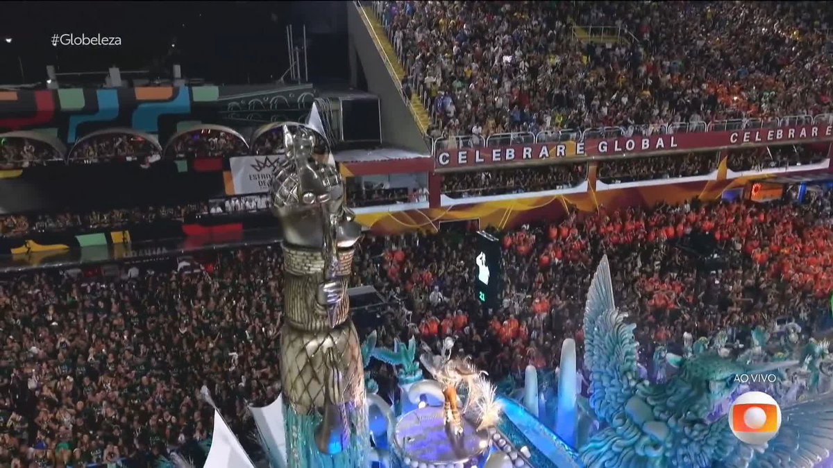 não podia faltar o ENORME beija-flor da Beija-Flor 💙🤍 linda alegoria da escola nilopolitana #Globeleza