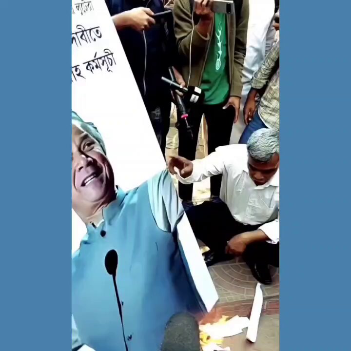 कल मोहम्मद युनुस के इस्तीफ़े से पहले ही ढाका यूनिवर्सिटी में उसका पुतला जलाया जाने लगा युनुस वापस पैरिस जा रहा है और चर्चा है कि तारिक रहमान उसके ख़िलाफ़ भ्रष्टाचार का मुक़दमा करेंगे