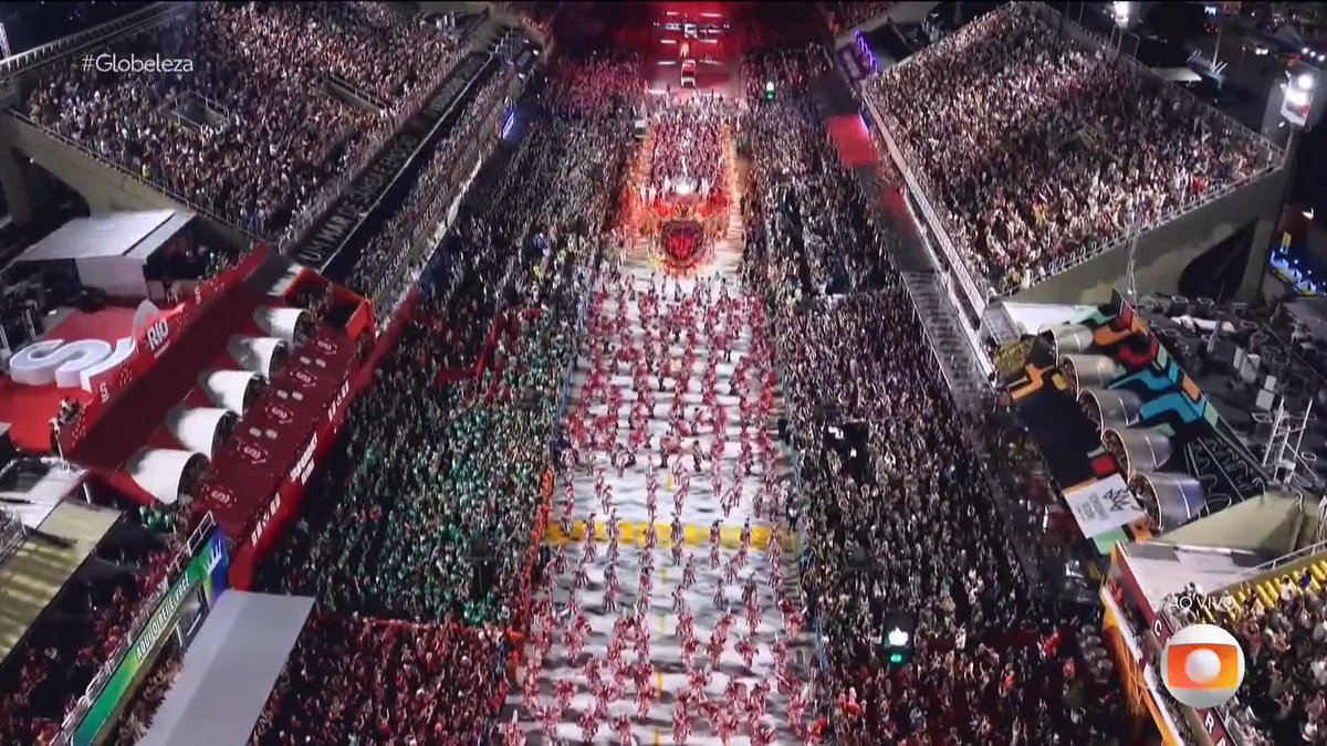 Tudo o que faltou a Beija-Flor, Imperatriz e Mangueira (as melhores para mim até aqui), sobrou a Viradouro. Nós tivemos uma apoteose carnavalesca aqui. Esse final, essa homenagem ao Ciça, esse reverência ao coração da escola... ARREPIANTE!