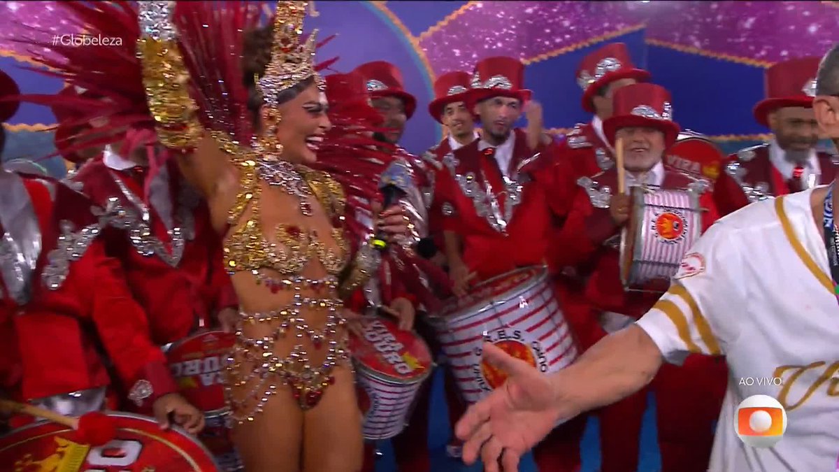 A emoção da Juliana Paes com o Mestre Ciça. Que bonito. Ela só aceitou voltar ao posto de rainha de bateria da Viradouro por ele. #Globeleza