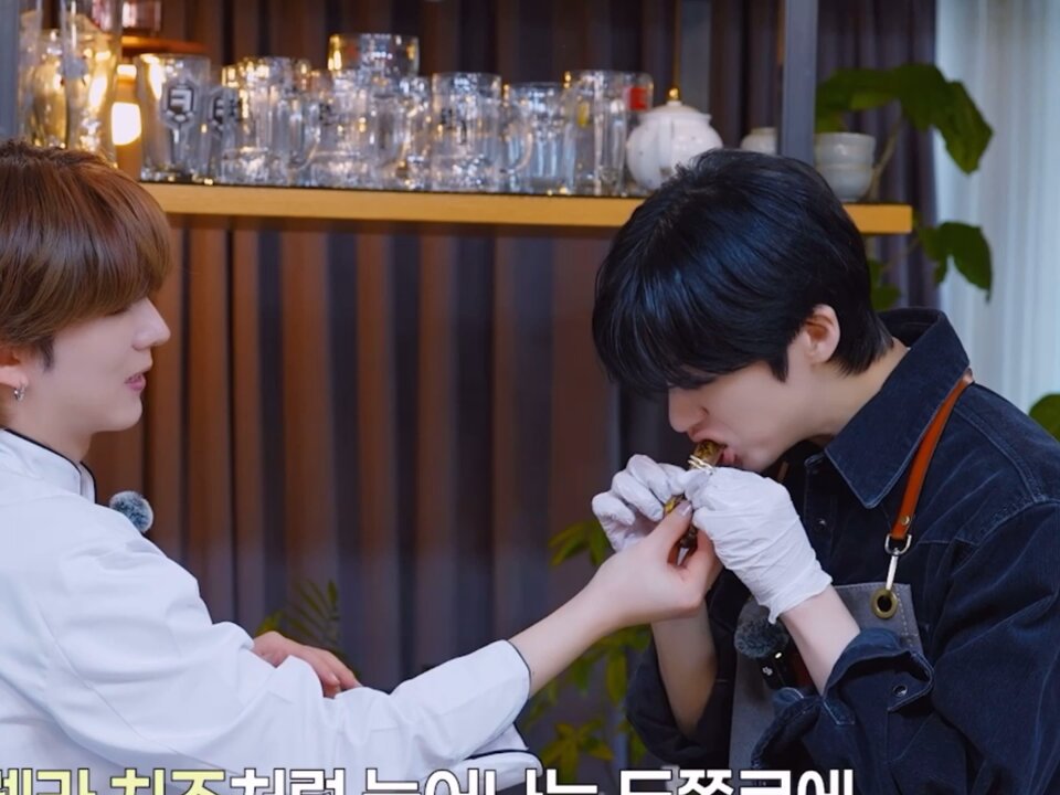 🐹왜 이러는거야 이거(우물우물) 🐢ㅋㅋㅋㅋㅋㅋㅋㅋㅋㅋㅋㅋㅋ 🐹어? 카메라가 있었네? 아 너무 귀엽다 카메라 없는 줄 알고 아이돌미 지키려고 뒤돌아서 달라붙는 두쫀쿠 입에 마구 집어넣고 잇엇는데 그쪽에더 카메라가 잇엇음ㅋㅋㅋㅋㅋㅋㅋ그거 보고 빵터진 형어니