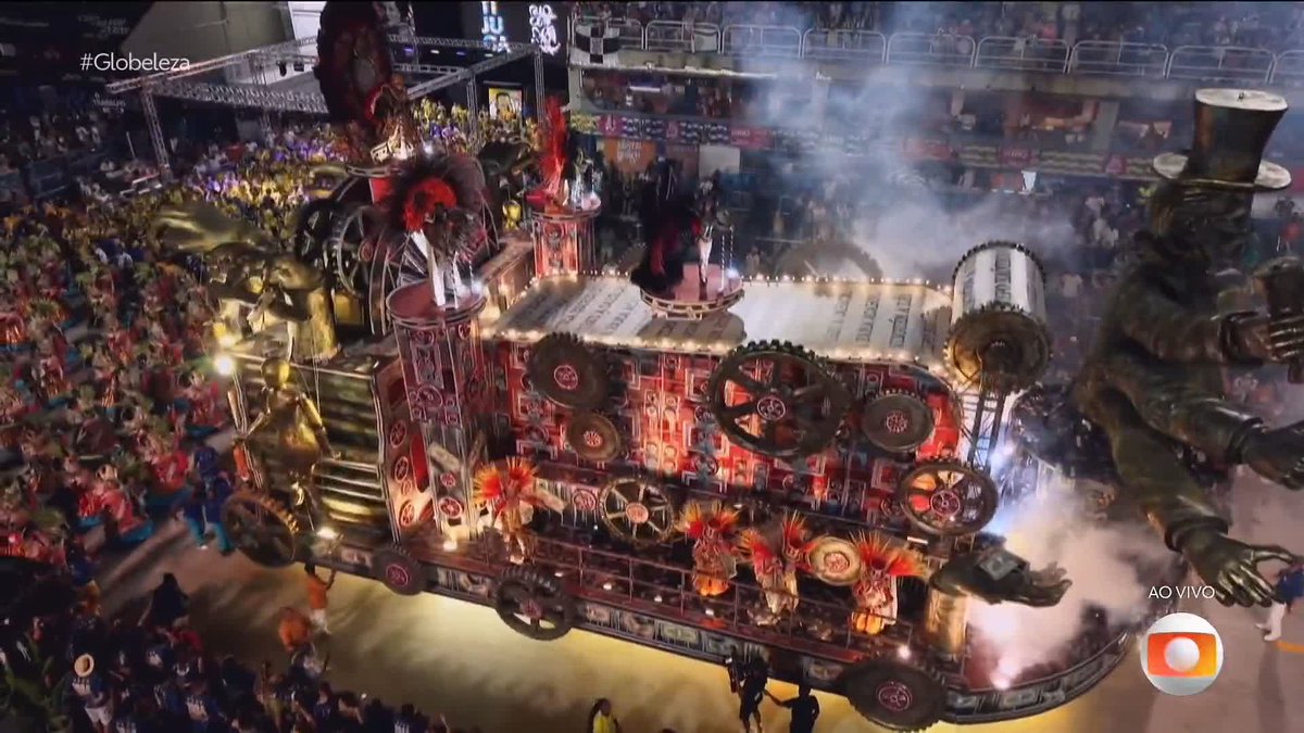 O quarto carro da Unidos da Tijuca mostrando o momento em que Maria Carolina de Jesus começa a ser perseguida, explorada e apagada pela elite e outros escritores, após chegar ao sucesso. #Globeleza