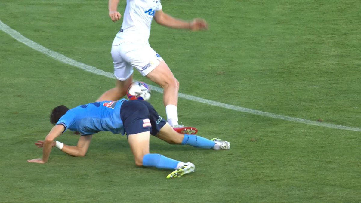 With no card given for this incident, did VAR get it right? What's your call? 🤔 Watch #SYDvAKL live and exclusive on Paramount+ 📺