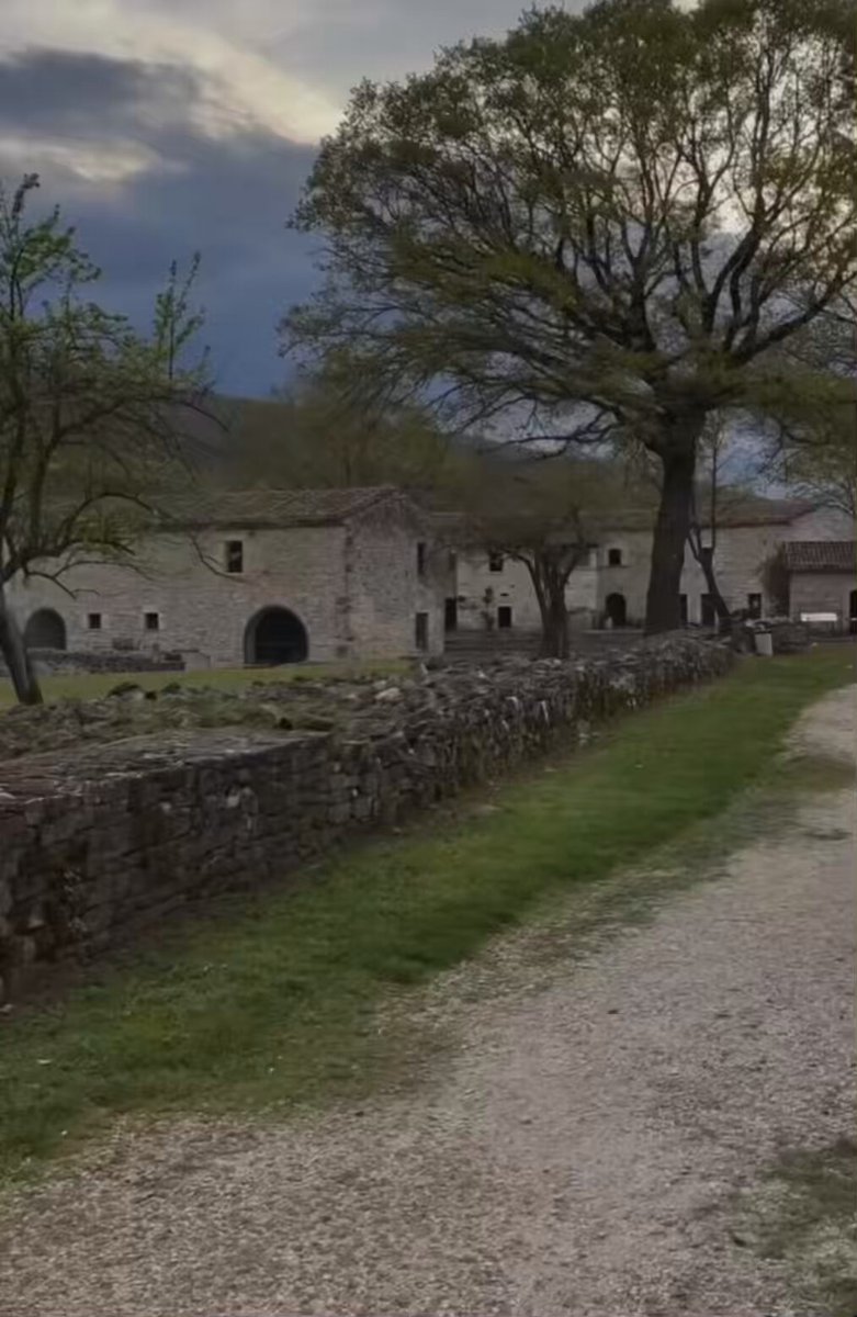 L'area archeologica di Saepinum-Altilia, a Sepino (CB), è uno dei siti romani meglio conservati e più suggestivi d'Italia. A differenza di altri siti, qui le case contadine del Settecento sono state costruite direttamente sulle mura romane. Il risultato? Un borgo medievale che "abbraccia" la città antica. Puoi ammirare il teatro in pietra quasi intatto e varcare le monumentali porte d'accesso, come la maestosa Porta Bojano, ancora sorvegliata da statue di prigionieri incatenati. Camminare sul basolato originale del Decumano lungo il tratturo (l'antica via della transumanza) ti regala una pace difficile da trovare altrove. Curiosità: Sapevi che Altilia era una tappa fondamentale per i pastori che spostavano le greggi tra Abruzzo e Puglia? La storia qui non è solo scritta nei libri, è scolpita nella pietra.