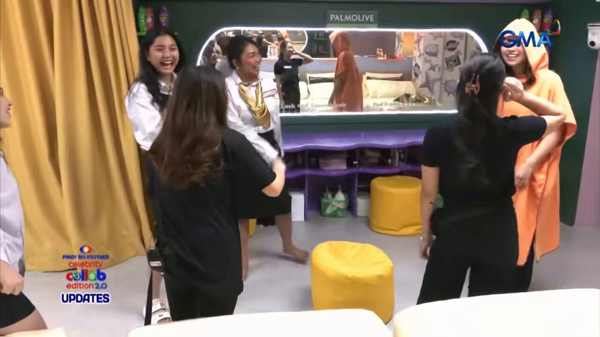 pbb hotties doing the gravity trend on krystal! ang saya ng keychain na yan 😭