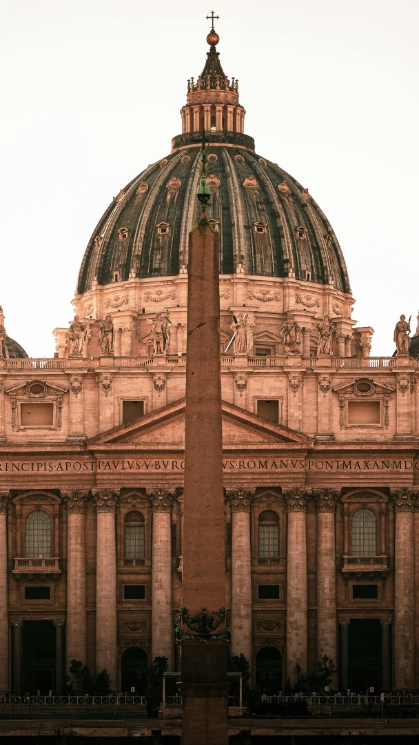 Le Vatican lance ses premiers indices boursiers ✝️📈 La Banque du Vatican lance deux indices boursiers, en Europe et aux États-Unis, qui suivent 50 actions choisies selon les critères moraux chers à l'Église. 🎙️ Valentine Hadbi