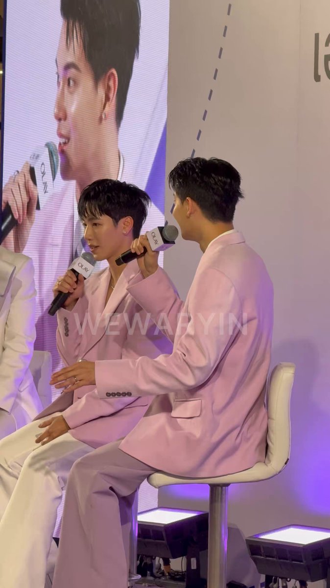 หยิ่น : “งานนี้เราสบาย ได้นั่งคุย แต่ครั้งนี้เราแข็งแรงขึ้นแล้ว” พี่อาร์ท : “ไม่ ให้เราได้นั่งพูดคุยกันสบาย” พี่วอร์ : “รอบหน้าเป็นเตียง นอนคุยกันเลย” 555555555555555555555555555555555555555555555555555555555555555 เออ เอาาา OLAY X YINWAR #Olayปากกาม่วงเก็บรอยลึกxYinWar