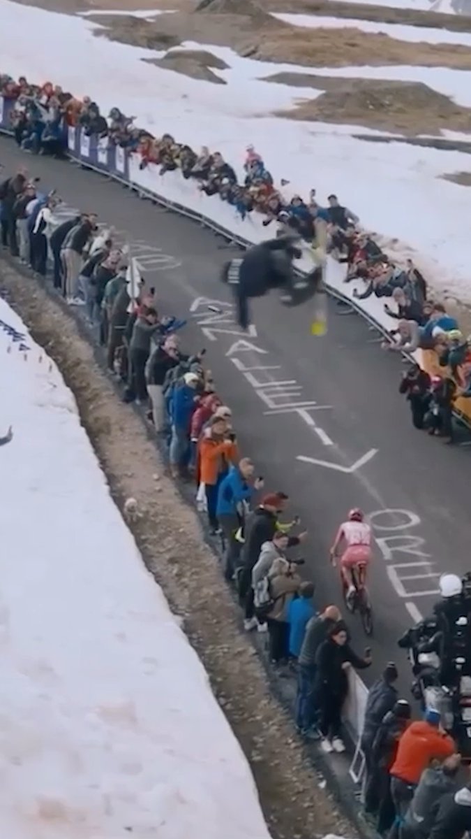 Two years ago Italy's Flora Tabanelli and her brother Miro performed this spectacular jump during the Giro in Livigno 🤩🩷 In the same town, she just won an Olympic bronze medal in the Big Air 🥉