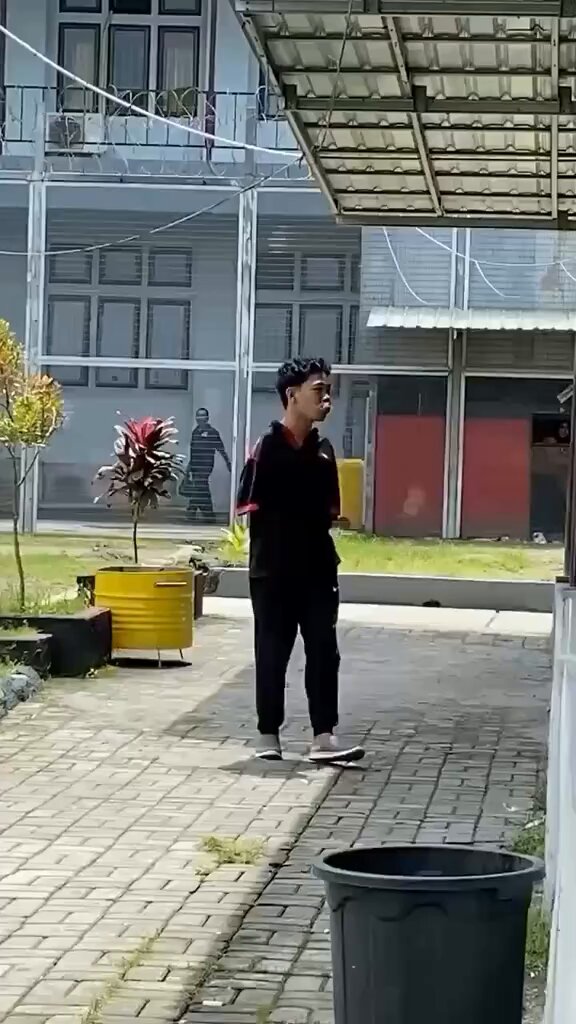 Walaupun MA perberat hukuman menjadi 12 Tahun Penjara, Agus Buntung Tampak bahagia 📍 Lapas kelas IIA Lombok Barat