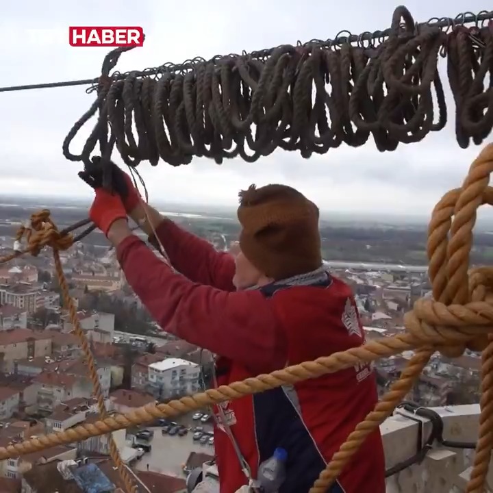 Edirne'de 'son mahyacı' olarak bilinen 70 yaşındaki Kahraman Yıldız, camileri Ramazan'a hazırlıyor.