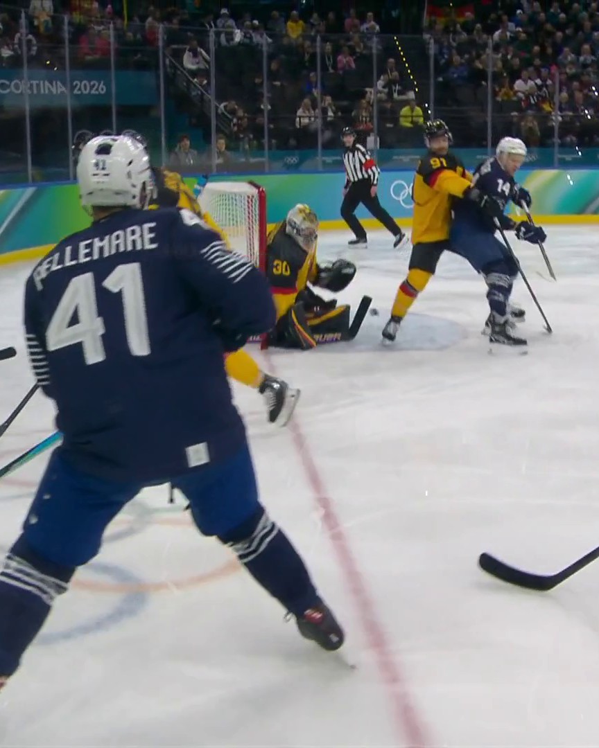 😁 Le but heureux des Bleus contre l'Allemagne ! Pierre-Édouard Bellemare trouve involontairement le patin d'un Allemand qui trompe son propre gardien, l'équipe de France réduit l'écart à 3-1. #MilanoCortina2026, c'est en intégralité sur Eurosport et HBO Max