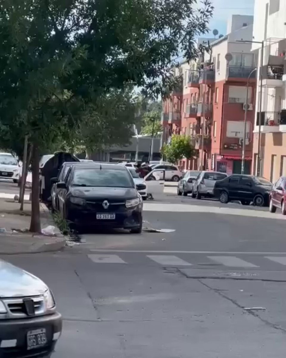 #Caba UN HOMBRE MAYOR HACÍA UNOS PESOS EXTRAS TRABAJANDO COMO DIDI, TRES MENORES APARECIERON DE LA NADA Y LO BAJARON A LAS PIÑAS PARA ROBARLE: UN CONDUCTOR GRABÓ TODO El hecho ocurrió cerca de las 9 de la mañana en la zona de Cruz y Guardia Nacional, en el barrio Papa Francisco. Sin tiempo a reaccionar La víctima arrancó temprano a levantar viajes en Villa Lugano para la aplicación digital. En un momento, al frenar para buscar un viaje, aparecieron tres adolescentes que le metieron la mano por la ventanilla y luego lo bajaron. Mientras dos lo tenían de la ropa, otro agarraba lo que había a mano. Una modalidad que crece Mientras esperaba en el semáforo, un automovilista sacó su celular y, aunque con miedo, registró toda la escena. Apenas unos días antes, un joven fue víctima de un hecho idéntico en México y Costa Rica.