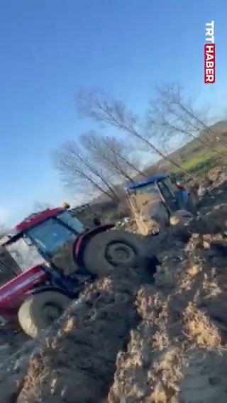 Sakarya'da çamura saplanan traktörü kurtarmaya gelen 2 traktör de çamura battı.