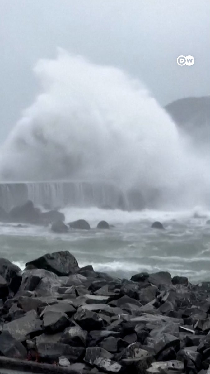 🇳🇿 | Una poderosa tormenta azotó la Isla Norte de Nueva Zelanda, dejando a más de 30.000 propiedades sin electricidad y cancelando o retrasando la mayoría de los vuelos.