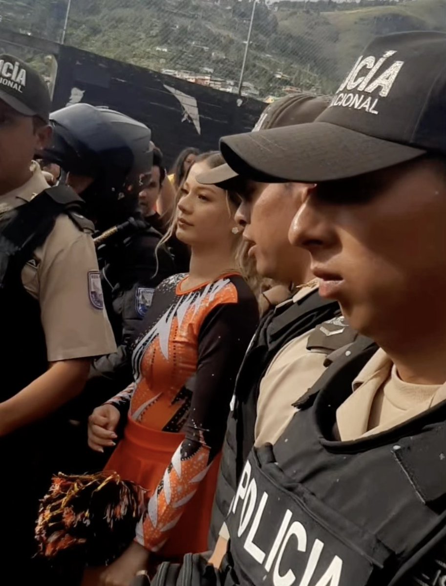Influencer con seguridad policial. Más de 10 policías y un comisario, escoltando a la “Chonera Bonita” en los carnavales de Paute. ¿Qué opinas?