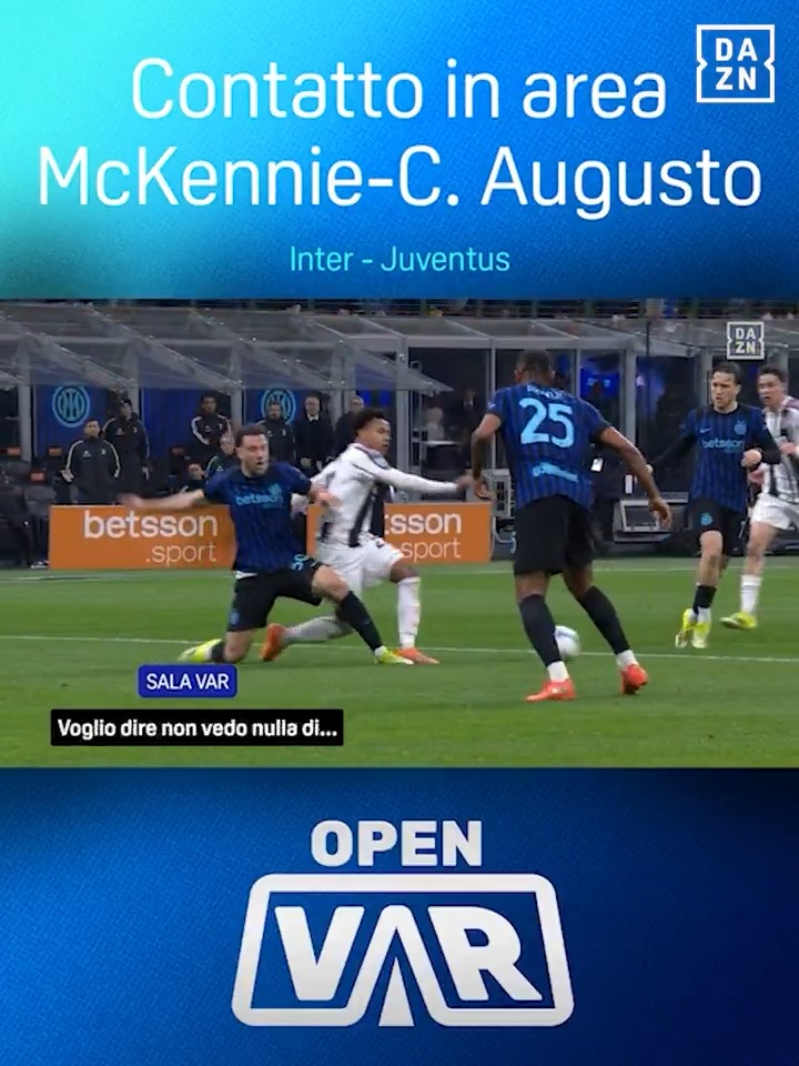 Contatto in area di rigore McKennie-Carlos Augusto ⚠️ L'episodio di #InterJuve visto al microscopio 🔬 L'audio del VAR e la spiegazione dell'episodio ad #OpenVAR, ora su #DAZN 📲