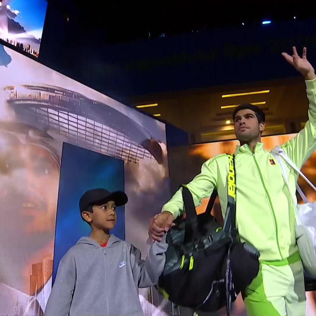 LE RETOUR D’ALCARAZ 🔙 Après être devenu le plus jeune joueur de l’histoire à réaliser le Grand Chelem en carrière, Carlos Alcaraz🇪🇸 revient à la compétition à Doha. 🔥 Le n°1 mondial est opposé au n°1 français, Arthur Rinderknech. ⚔️🇫🇷