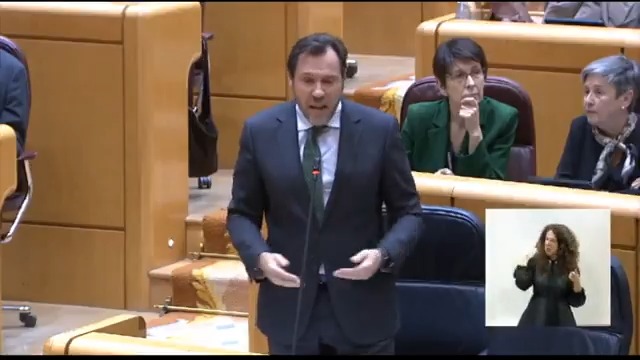 #EnDirecto | Bernabé (PP) le pregunta a Puente si el dinero de la UE "se lo han gastado en prostitutas, en enchufadas o en mordidas", a lo que Puente responde: "Tengo que decírselo, que huevos tiene usted"