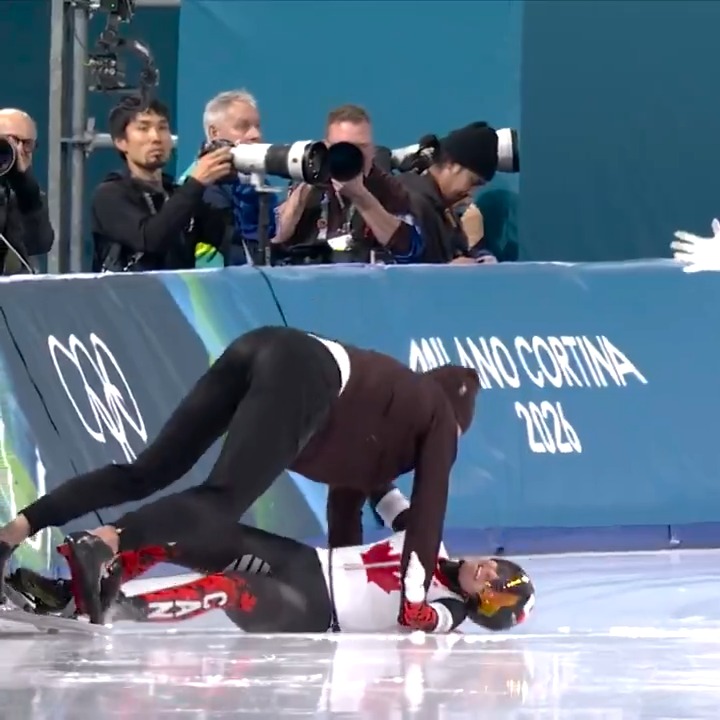 Gold medal glory, but celebration disaster for the Canadian women's team pursuit squad. 🤣 #WinterOlympics