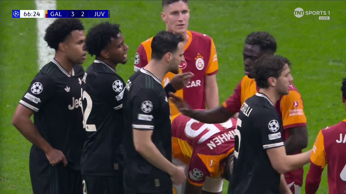 Juan Cabal sent off after coming on at half-time! 🟥 TNT Sports & discovery+ UK