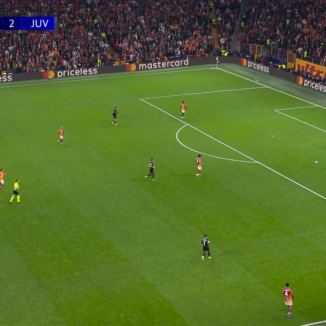 Stell dir vor, du wirst in der Halbzeit eingewechselt, weil ein anderer Spieler gelb-rot gefährdet ist... und fliegst dann selbst mit gelb-rot #UCL #DAZNmoment