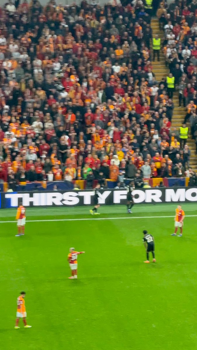 ⭐️Kenan Yıldız oyundan çıkarken Galatasaray taraftarını selamladı.